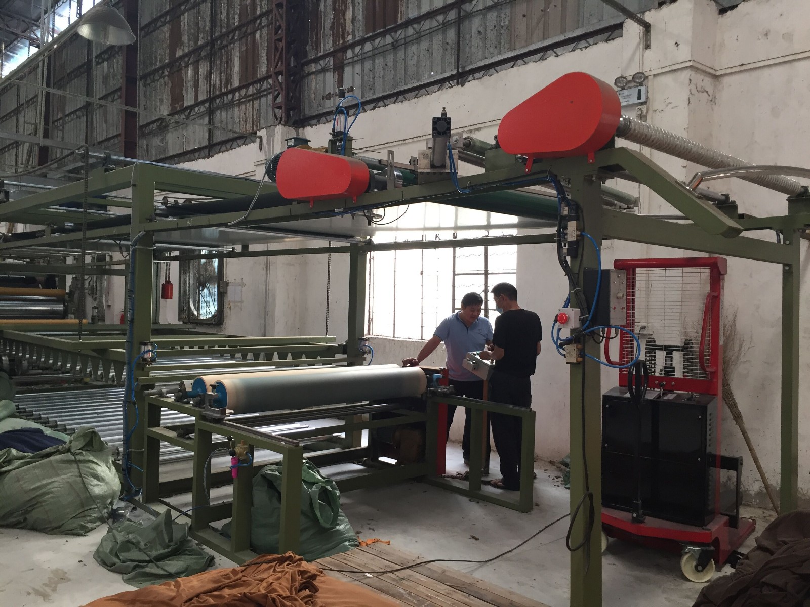 QQ圖片20160927152343.jpg 服裝復(fù)合機(jī)調(diào)試